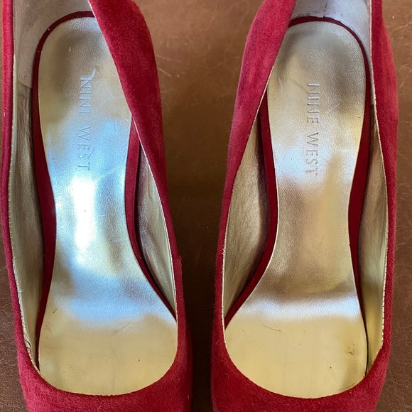 Nine West 6M Red Suede with Gold Toe Cap Pump - Picture 12 of 15